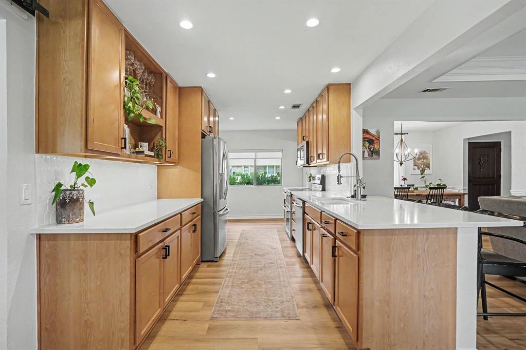 Farm house sink with modern faucet