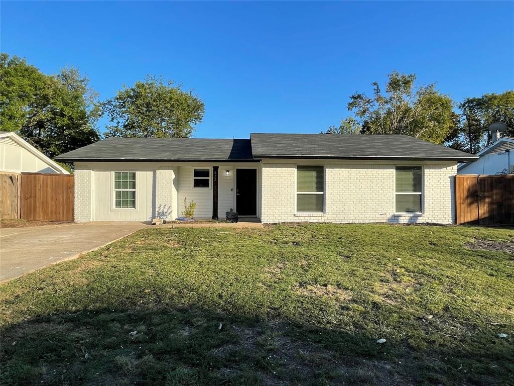 Ranch-style house with a front lawn