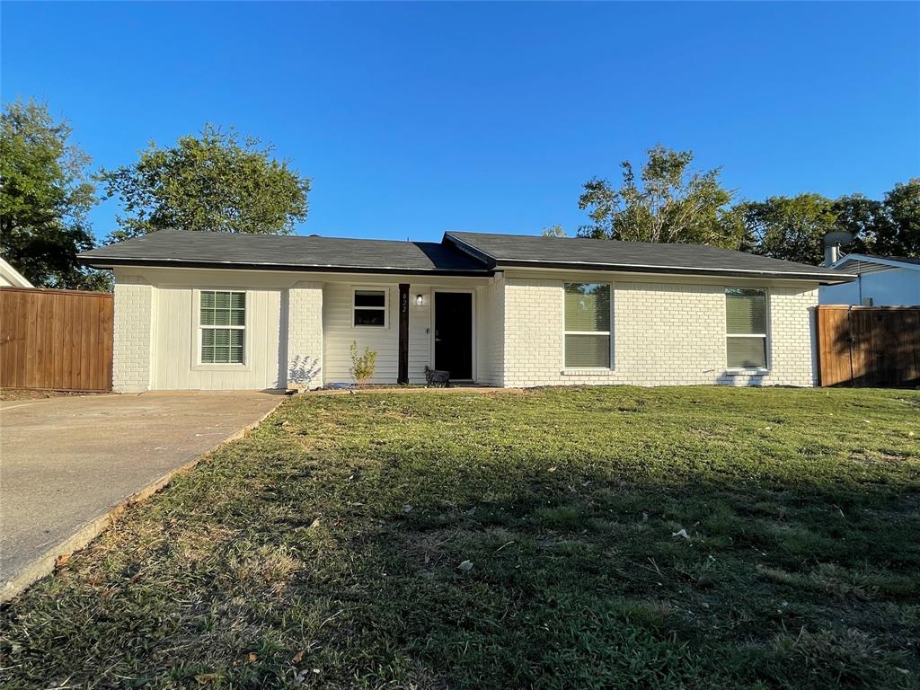Ranch-style house featuring a front lawn