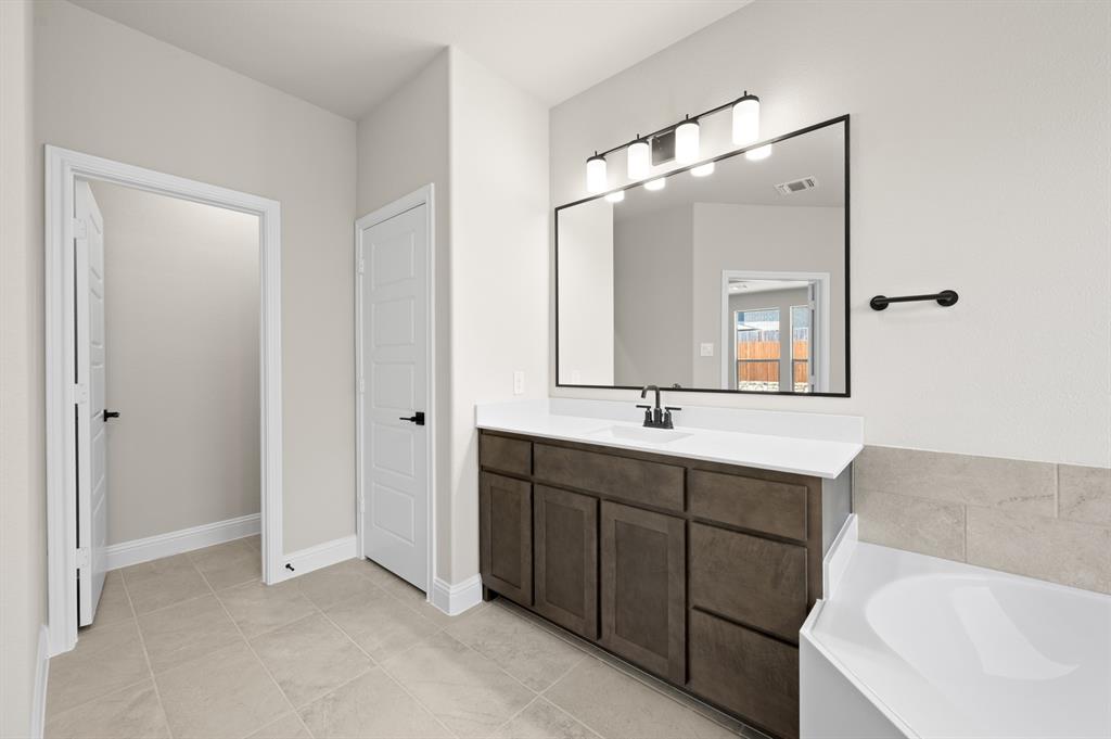 DFW-Redden Farms-Concept 3135-404 Brahman Lane-Primary Suite-Risewell Homes-4