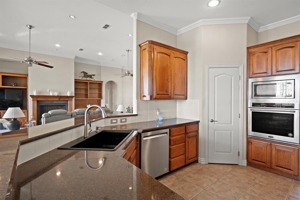 1009 Summerlin Drive, Granbury, TX 76048