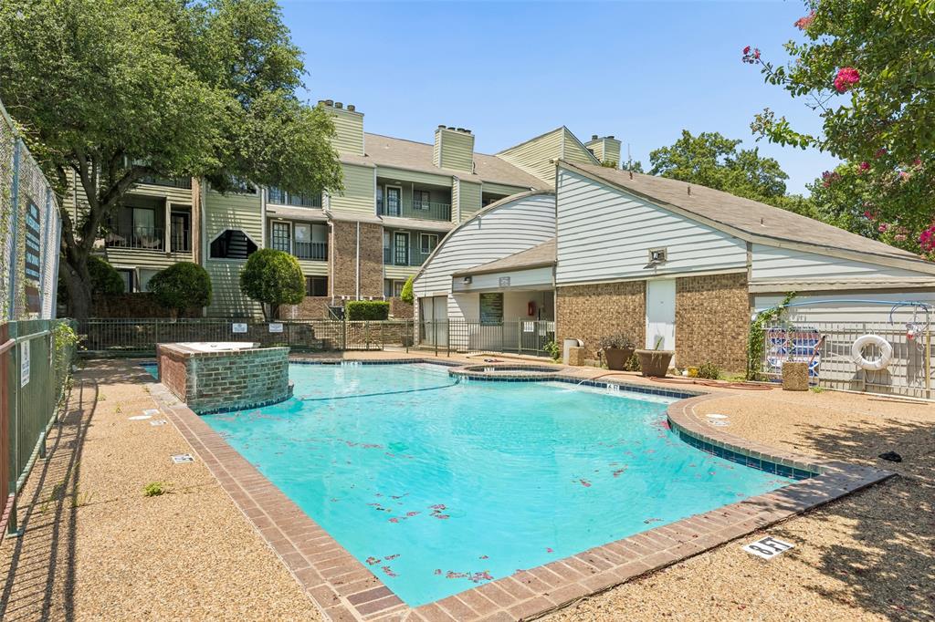 Outdoor swimming pool with integrated spa and surrounding aggregate concrete patio Outdoor swimming pool with integrated spa and surrounding aggregate concrete patio