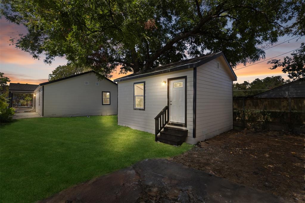 1104 S Brighton Avenue, Dallas, TX 75208