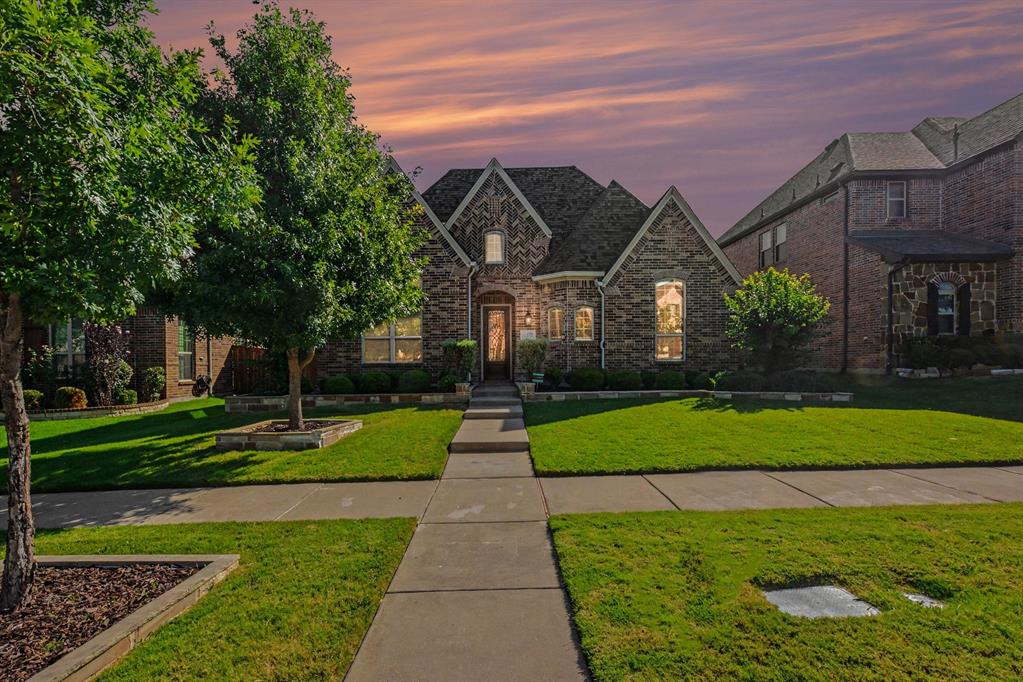 Dusk or Dawn, this home shows well!