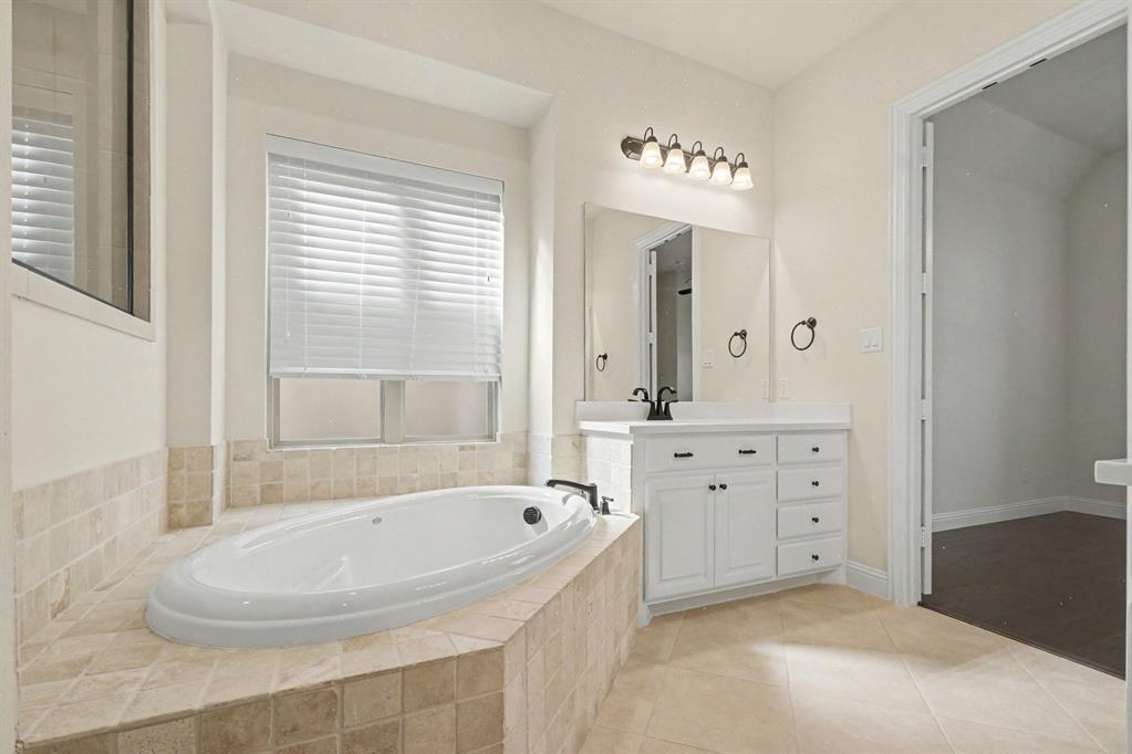 Jetted Tub w Separate Shower