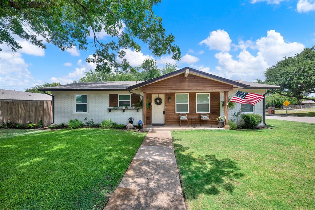SO cute, on spacious corner lot in Cottonwood Creek area of Richardson Heights SO cute, on spacious corner lot in Cottonwood Creek area of Richardson Heights