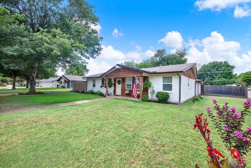 Spacious corner lot in Richardson Heights