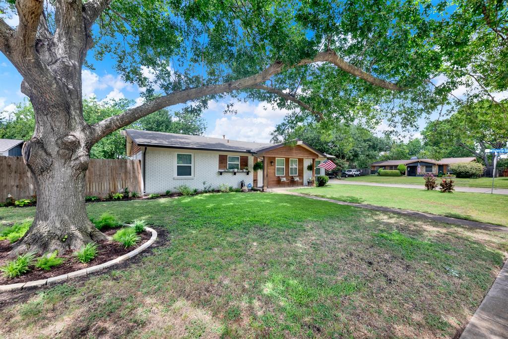 Spacious corner lot