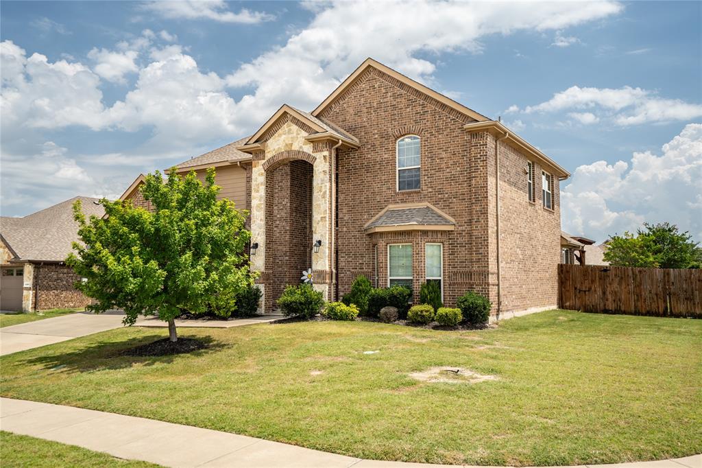 Large corner lot, offers privacy.