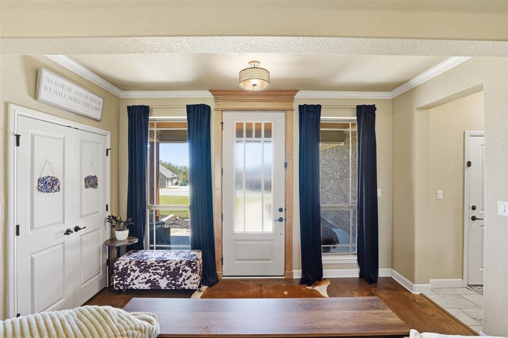 Great storage in entry. Great storage in entry.
