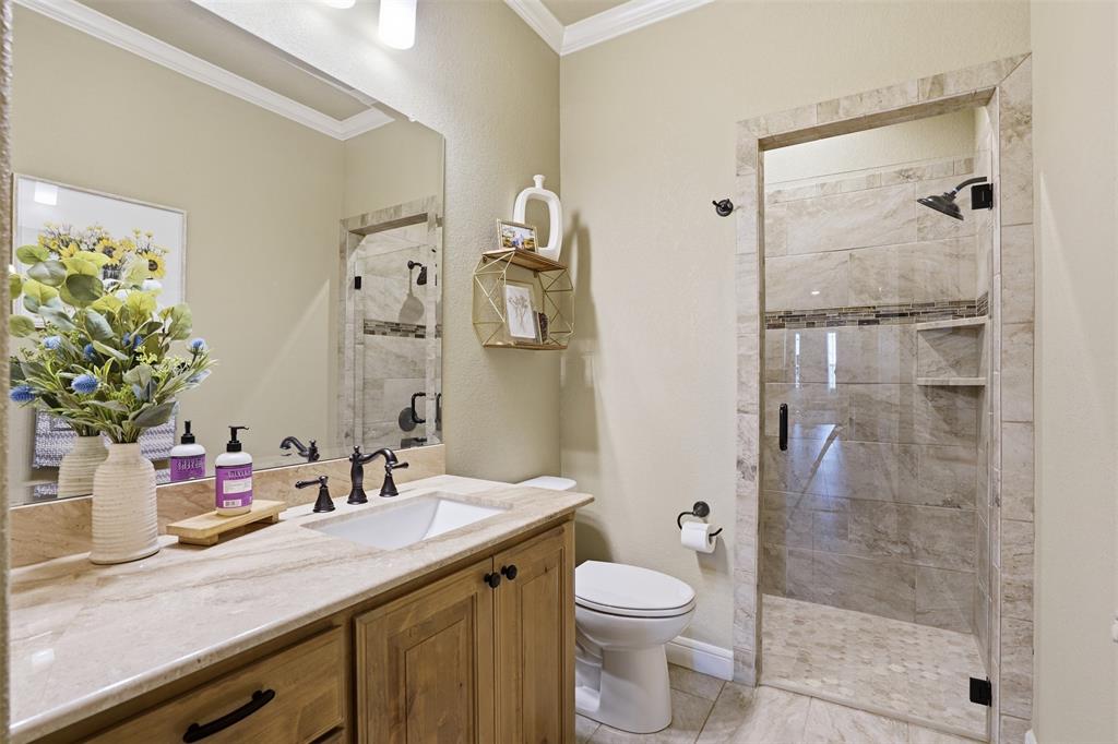 Full bath in hallway.