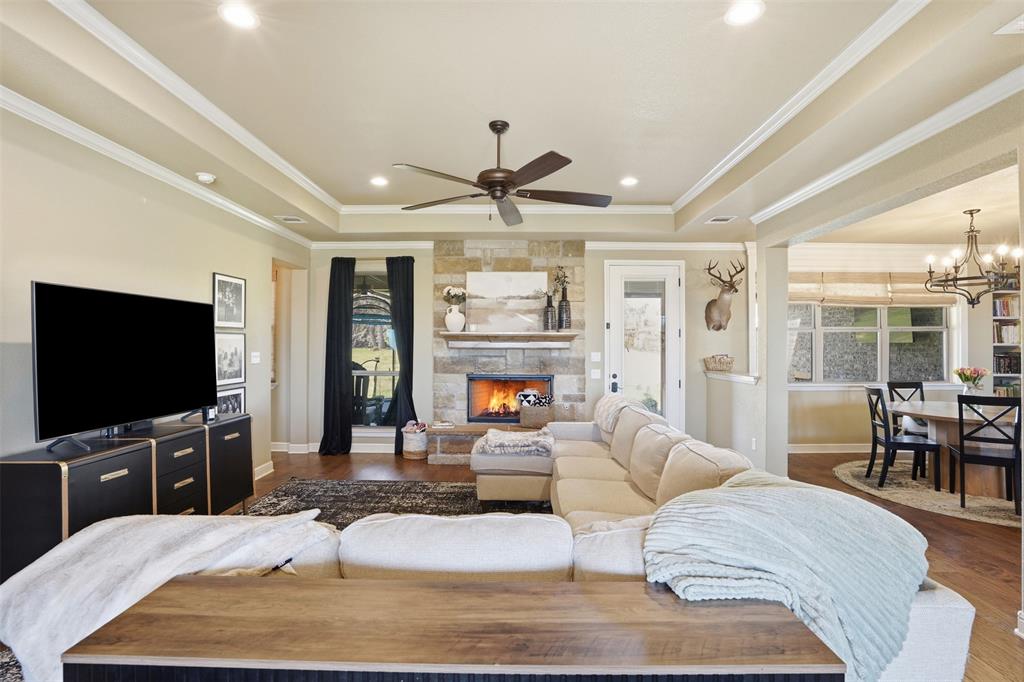 Great access to kitchen adn dining room from living room.