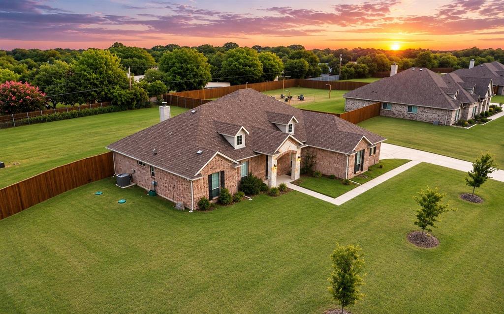 Come see this slice of country living within city amenities