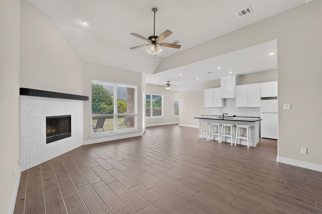 Note Fireplace and open concept Note Fireplace and open concept