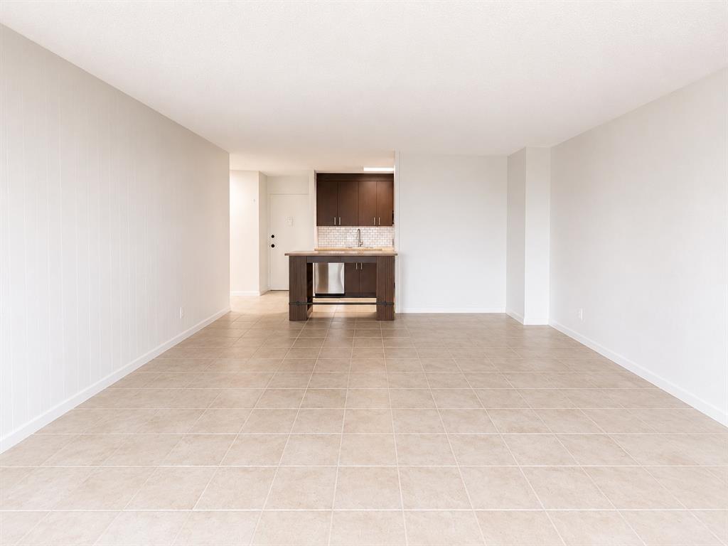 Shown Vacant to kitchen