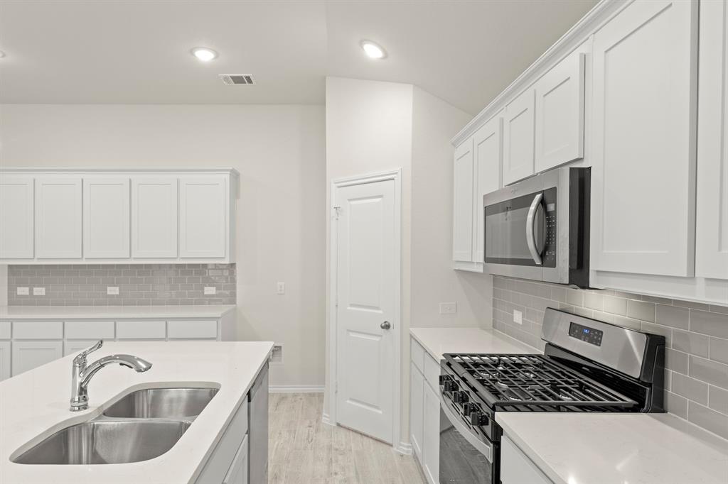 15. 1704 Quapaw - Kitchen (4)