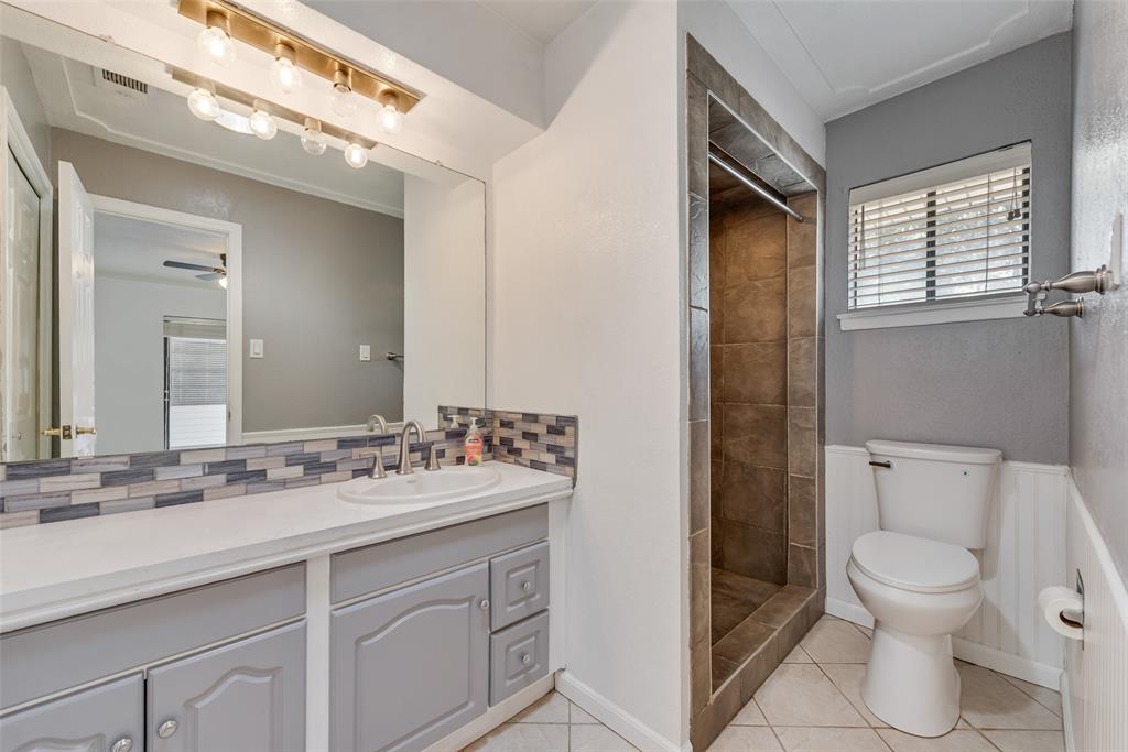 En suite bath with addional closet space