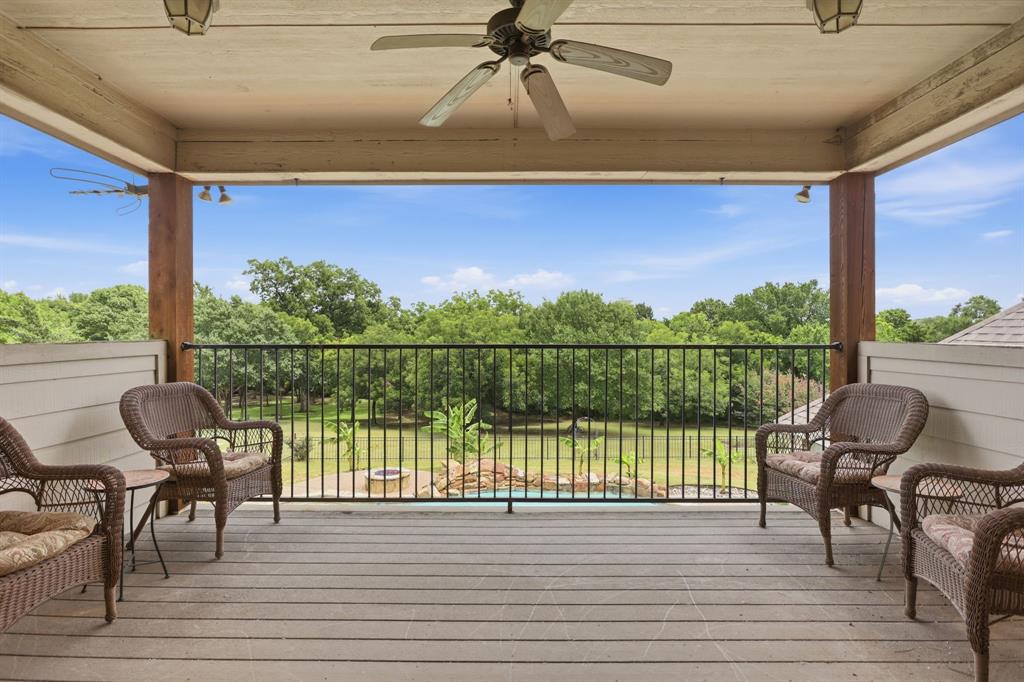 Expansive covered deck featuring wood-finish flooring, a ceiling fan, and recessed lighting