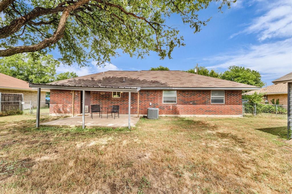 1013 S Madison Street, McGregor, TX 76657