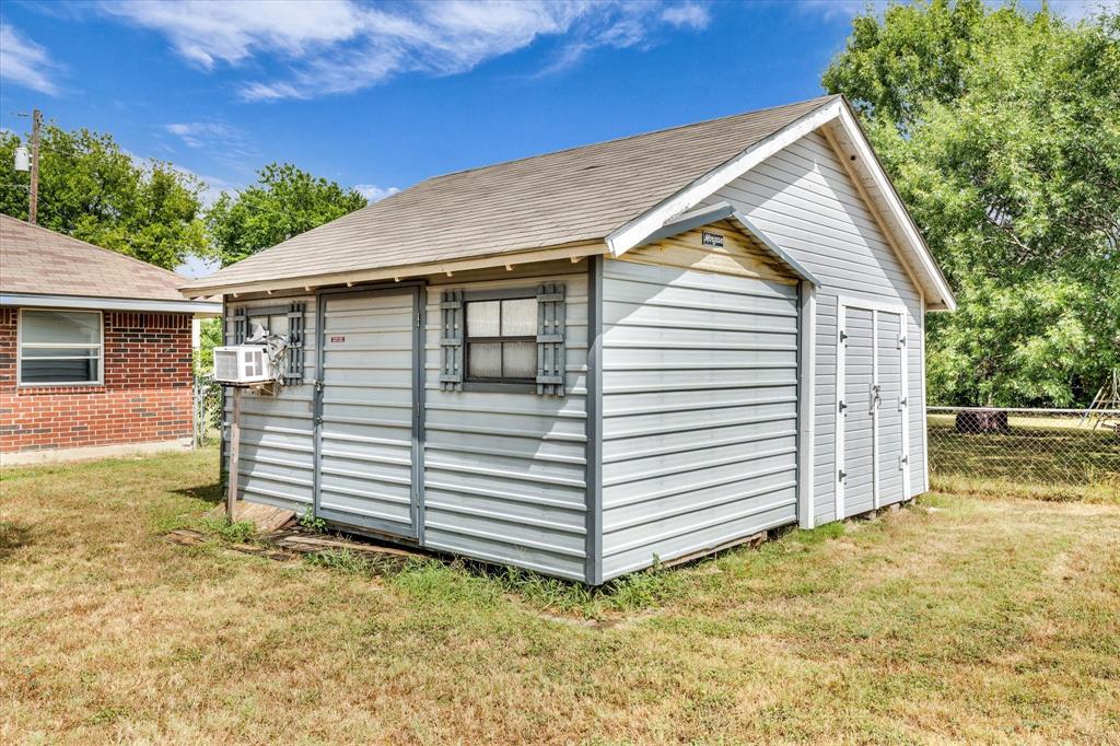 1013 S Madison Street, McGregor, TX 76657