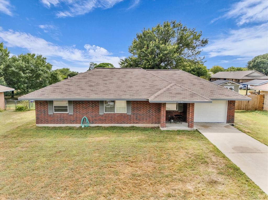 1013 S Madison Street, McGregor, TX 76657
