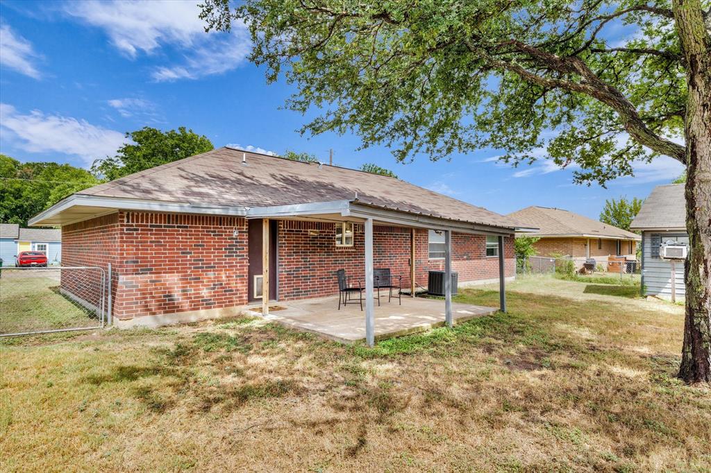 1013 S Madison Street, McGregor, TX 76657