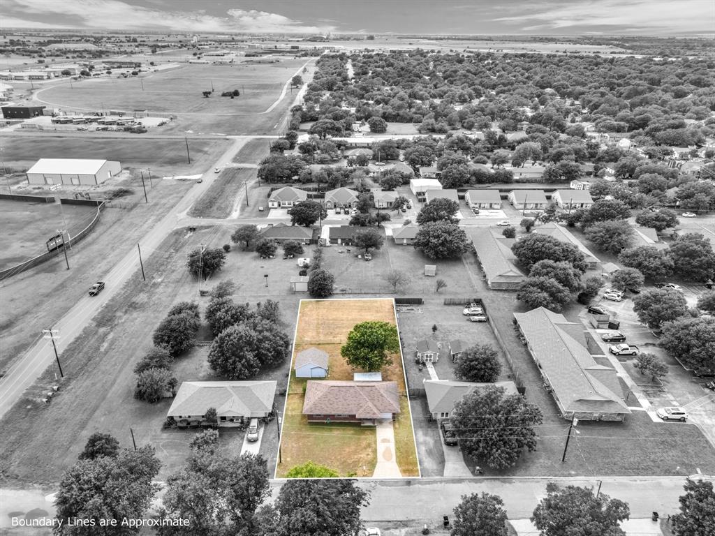 1013 S Madison Street, McGregor, TX 76657