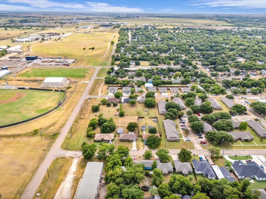 1013 S Madison Street, McGregor, TX 76657