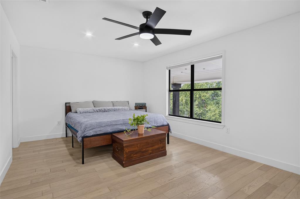 Large primary bedroom.