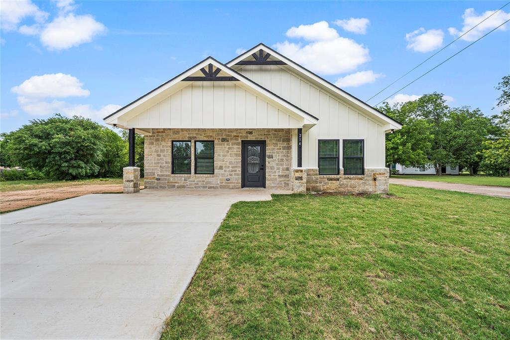 214 Rogers Street, McGregor, TX 76657