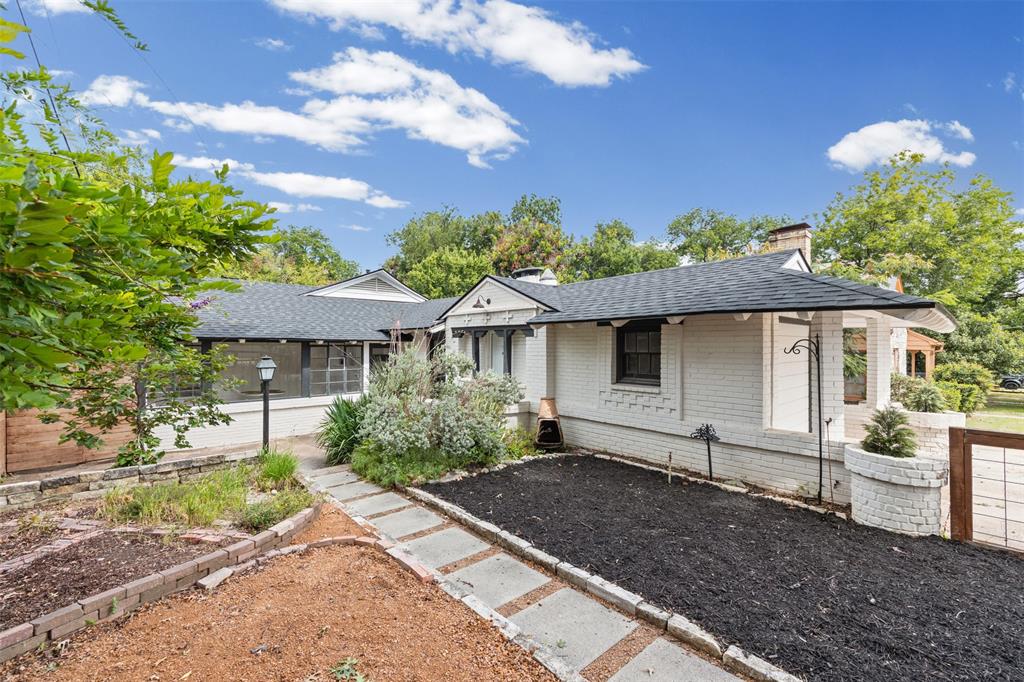 Front courtyard with tons of landscaping space