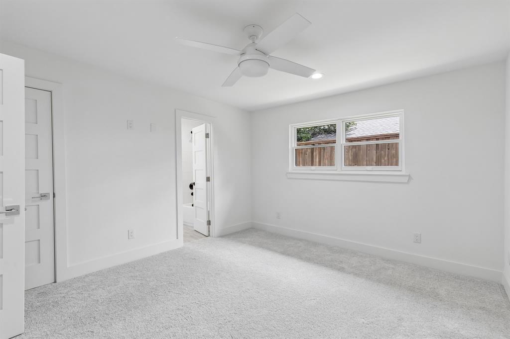 Nicely sized secondary bedroom with en suite jack and jill bath and walk in closet