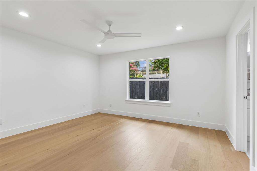 Fourth bedroom,split from others,with en suite bath