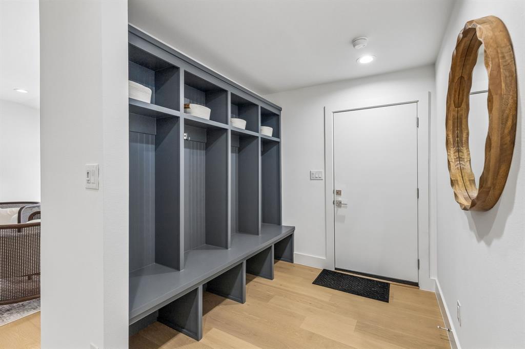 Convenient mud lockers with upper and lower storage nooks