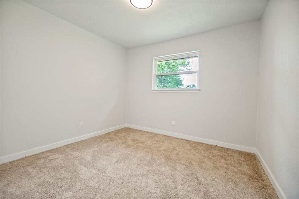 Neutral-toned carpeting paired with light walls and white baseboards