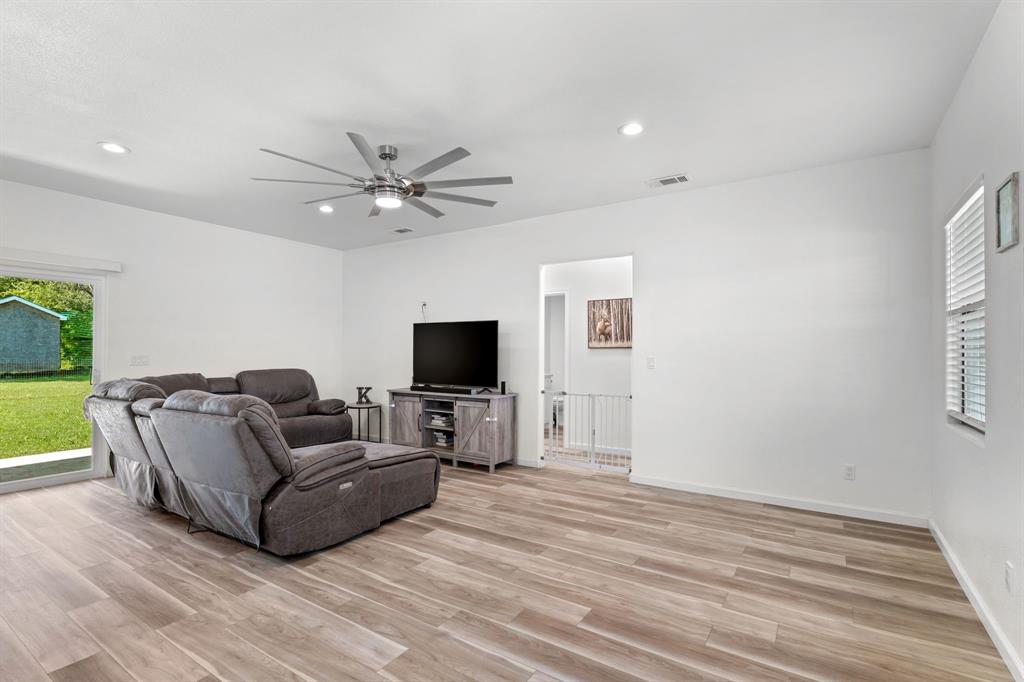 304 E Adams Street, Riesel, TX 76682