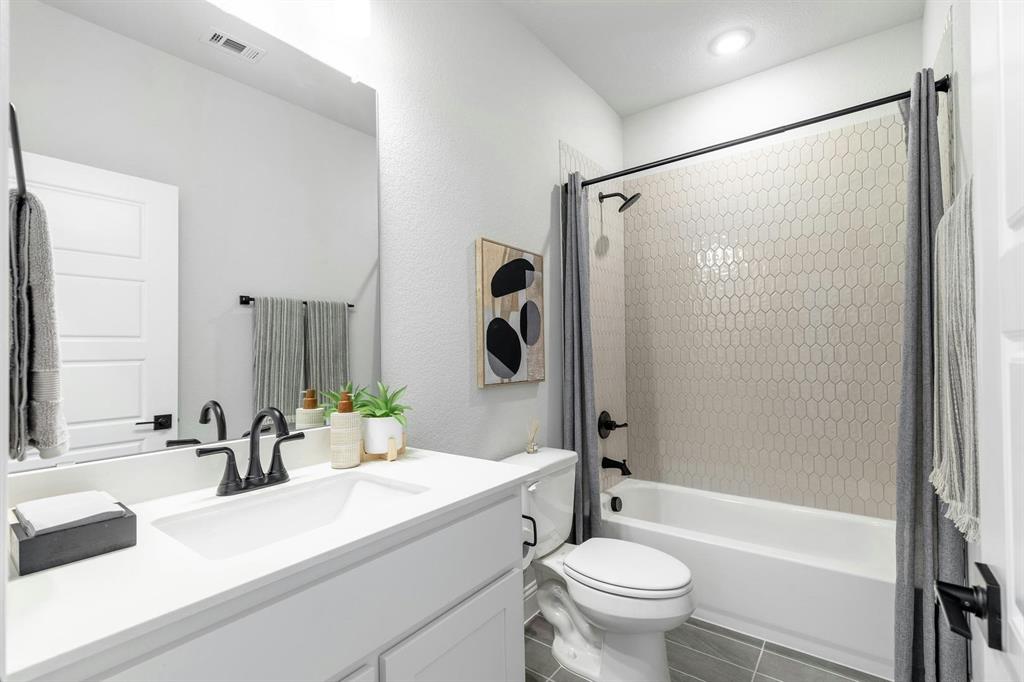 Secondary Bathroom of Kentsdale Farms home in DeSoto, TX by Kindred Homes