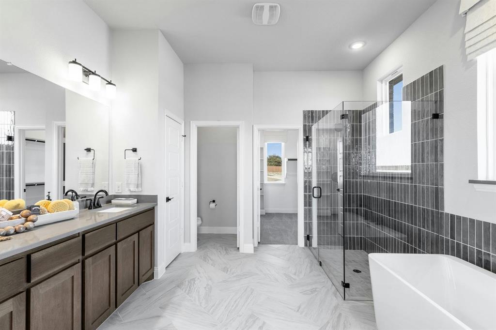 Master bathroom of Kentsdale Farms home in DeSoto, TX by Kindred Homes