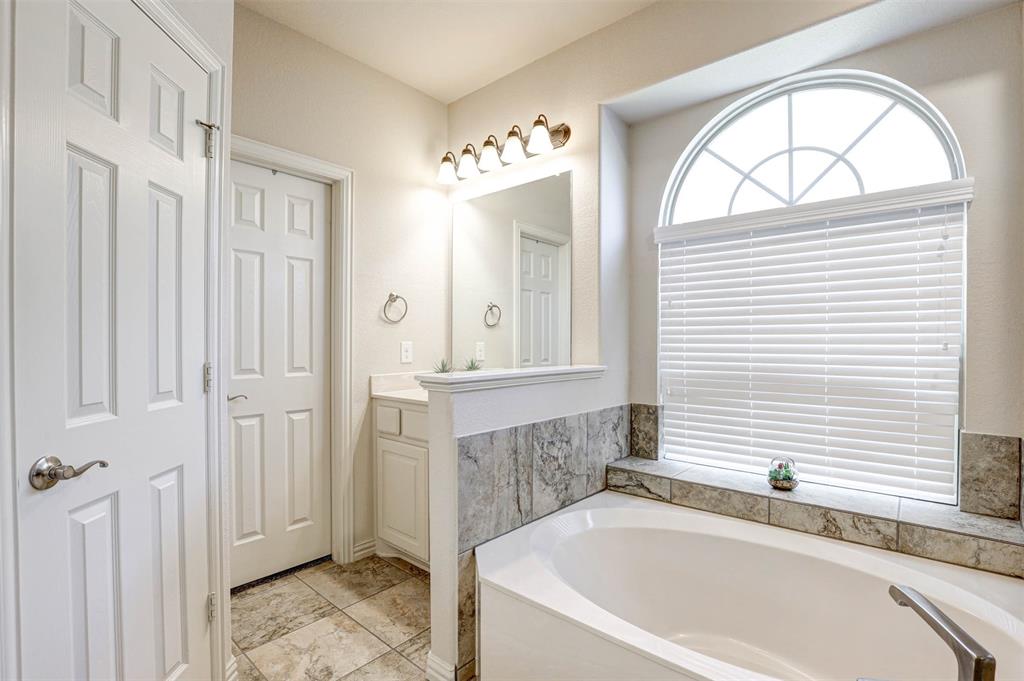 1612 Scarlet Crown Drive, Fort Worth, TX 76177