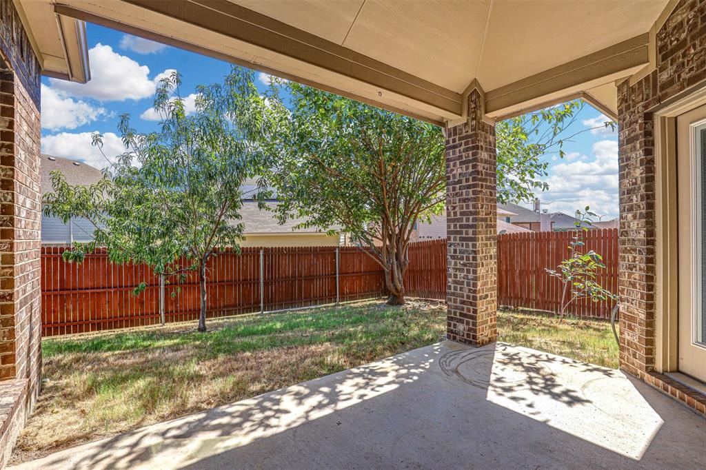 1612 Scarlet Crown Drive, Fort Worth, TX 76177