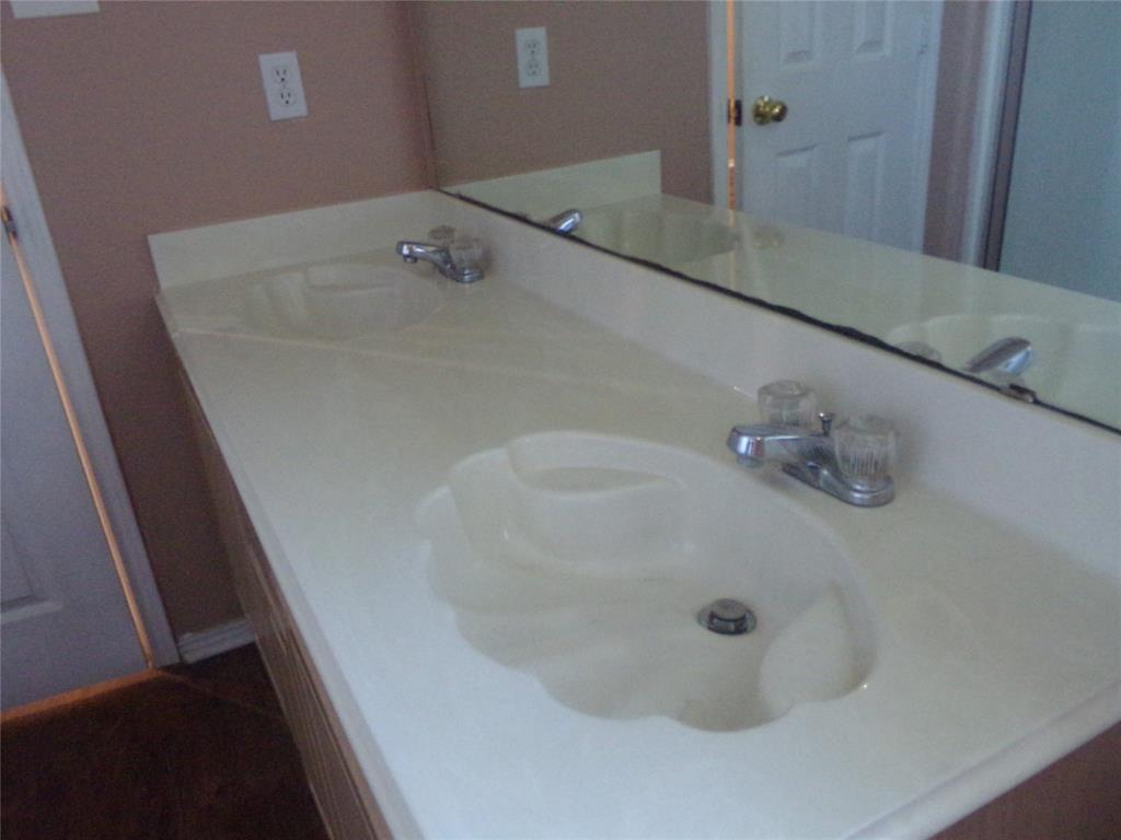 Double sinks in primary bathroom