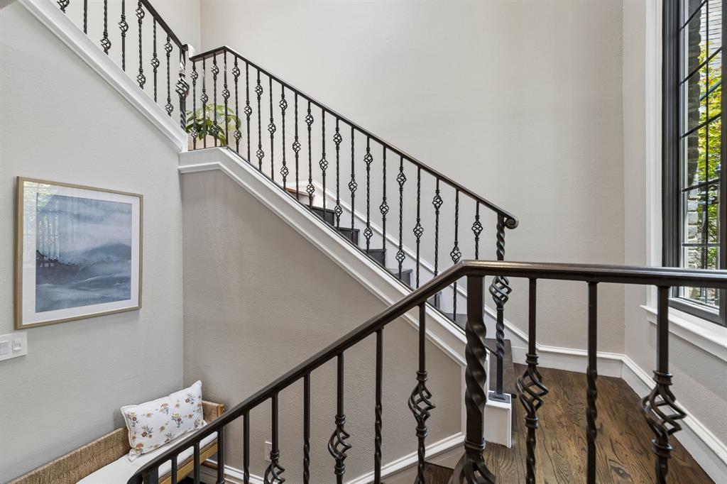 Photos don't do this space justice. The natural light from the skylight makes a statement.