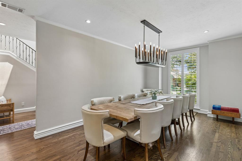 Spacious dining room with great connection to both the family room and the kitchen. Definitely an entertaining layout.