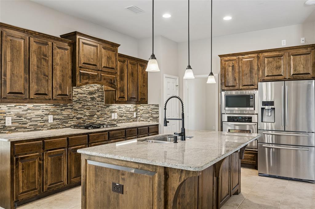 Great sizes kitchen with island and tons of storage