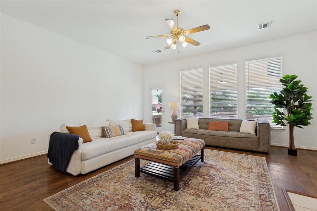 Large windowns bring natural ligtht to the living room