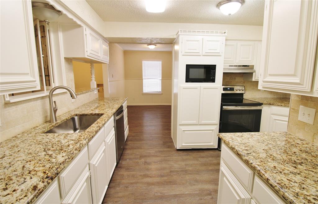 900 Valley Ridge Drive, DeSoto, TX 75115
