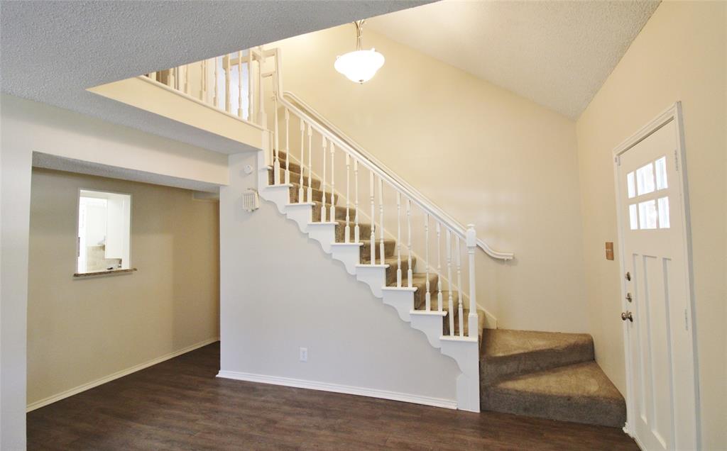 900 Valley Ridge Drive, DeSoto, TX 75115