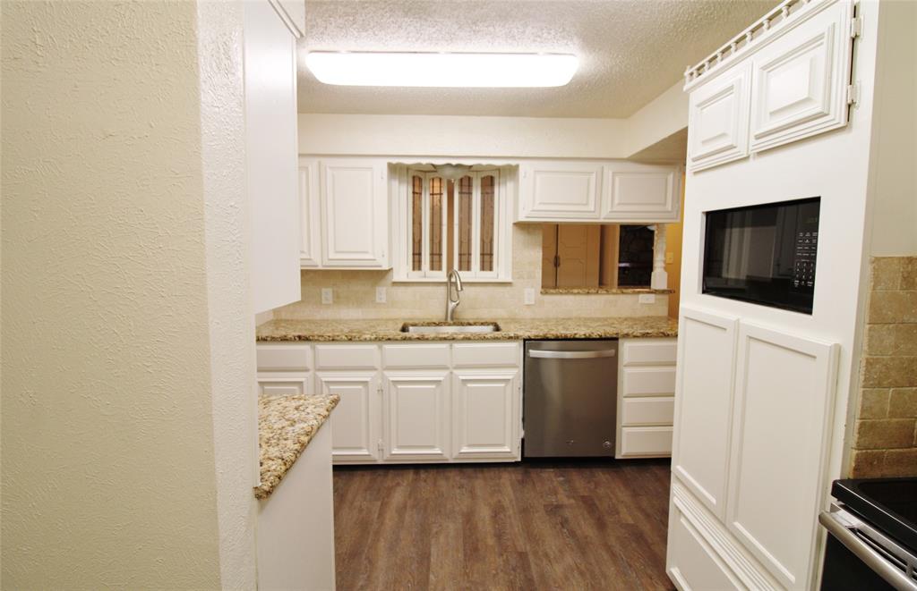 900 Valley Ridge Drive, DeSoto, TX 75115