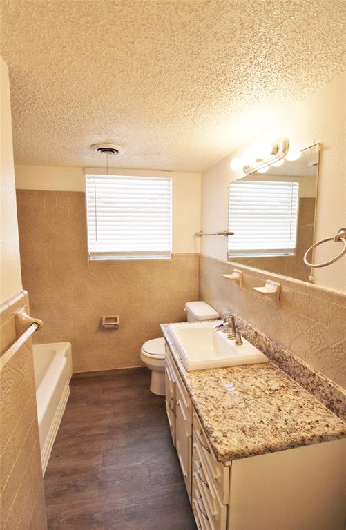 900 Valley Ridge Drive, DeSoto, TX 75115
