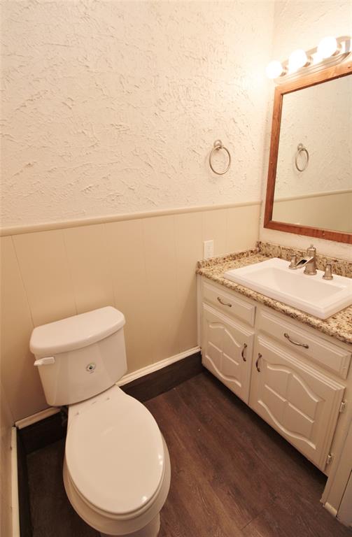 900 Valley Ridge Drive, DeSoto, TX 75115